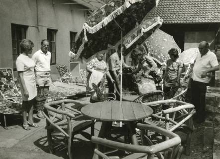 ARH Slg. Bartling 2532, Kunden bei der Besichtigung der Gartenmöbel-Ausstellung im Außenbereich des Kaufhauses Hibbe, Neustadt a. Rbge., 1972