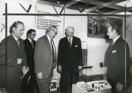 ARH Slg. Bartling 2547, Heinrich Ramm, Mitinhaber der Maschinenfabrik bzw. Kunststoffverarbeitung Ramm und Schmidt, An der Eisenbahn 40, (r.) empfängt den Regierungspräsidenten Hans-Adolf De Terra (3. v. l.) am Stand seiner Firma auf der Hannover-Messe, Hannover(?), 1972