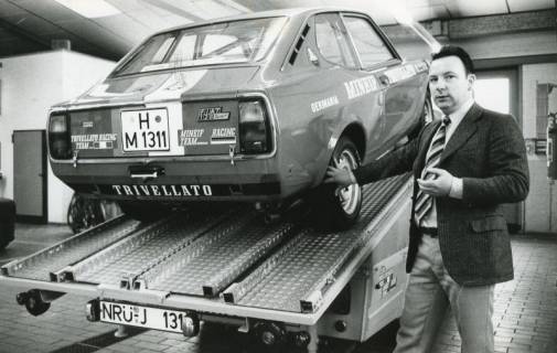 ARH Slg. Bartling 2549, Autohaus Mineif, Bordenauer Straße 76, Innenansicht der Werkstatt, Inhaber Manfred Mineif (Rennfahrer, DRM-Teilnehmer) neben einem mit Firmenwerbung beklebten Fiat 128 Sport auf einem Autotransporter, Bordenau, 1974