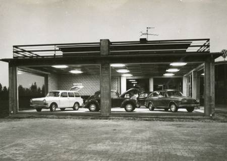 ARH Slg. Bartling 2551, VW-Autohaus Reichardt, Hannoversche Straße 31, Außenansicht des Ausstellungsraumes mit Neuwagen, Neustadt a. Rbge., 1972