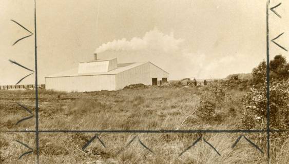 ARH Slg. Bartling 2568, Firma Moor-Menke, Moorstraße, Außenansicht der Torftrocknungsanlage im Versuch, Neustadt a. Rbge., 1972