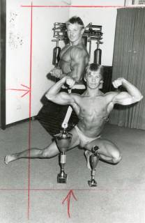 ARH Slg. Bartling 2576, Fitness-Studio, zwei Bodybuilder posierend, kniend und stehend, vor ihnen zwei Pokale, Neustadt a. Rbge., um 1985
