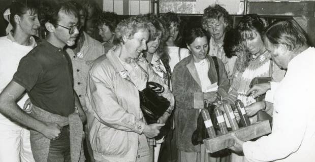 ARH Slg. Bartling 2584, Firma Kali-Chemie-AG, Arzneimittelwerk Neustadt, Suttorfer Straße 1, Besuchergruppe in Straßenkleidung läßt sich von einem Mann in weißem Kittel die Chemikalien in gläsernen Ampullen erklären, Neustadt a. Rbge., um 1975