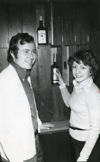 ARH Slg. Bartling 2592, Calenberger Stuben (ehem. Hotel "Stadt Hannover"), Grillspezialitäten-Restaurant, Nienburger Straße 6, Inhaber: Bernd und Gertraud Möller in der Bar, Neustadt a. Rbge., 1975