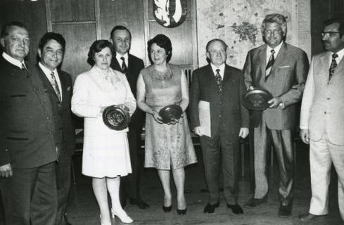 ARH Slg. Bartling 2599, Kreiswettbewerb "Unsere schöne Gaststätte", Siegerehrung im großen Sitzungssaal des Landkreises; Gruppenbild, Neustadt a. Rbge., 1972