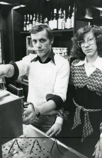 ARH Slg. Bartling 2600, Gastwirtschaft im Freizeitzentrum (FZZ), neues Wirtspaar Trimbos beim Bierzapfen hinter der Theke, Neustadt a. Rbge., 1975