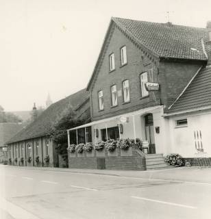 ARH Slg. Bartling 2602, Gastwirtschaft Karl Kuckuck, Straßenfront mit Giebel und Traufenseite des Saalgebäudes, Blick von Osten, Höltystraße 11, Mariensee, um 1975