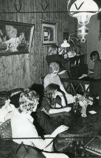 ARH Slg. Bartling 2603, Gastwirtschaft "Piano" (?), Landwehr 34, Gastraum mit jungen Gästen und Klavier vor paneelierter Wand, Neustadt a. Rbge., um 1975
