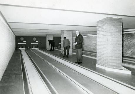 ARH Slg. Bartling 2606, Hotel Scheve, Blick über die Kegelbahn, Fußbodenpflege durch zwei Männer unter den Augen des Eigentümers (r.), Neustadt a. Rbge., 1970