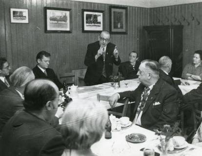 ARH Slg. Bartling 2609, Clubzimmer der Gaststätte Rubrecht (Landwehr 12), Tagung des Hotel- und Gaststättenverbandes in einem Raum mit paneelierten Wänden an weiß gedeckten Tischen, Neustadt a. Rbge., 1972