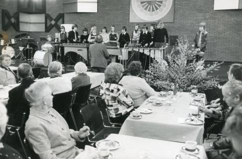 ARH Slg. Bartling 2649, Altennachmittag im Bürgersaal des FZZ mit einem Schülerorchester unter Leitung des Lehrers Wolfgang Ische, Blick über die Gäste im Saal auf die Bühne, Neustadt a. Rbge., um 1975