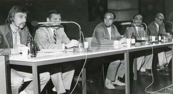 ARH Slg. Bartling 2654, Sportler-Tagung (?) im FZZ, Blick auf den Vorstandstisch mit fünf Herren, Neustadt a. Rbge., 1973
