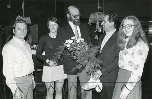 ARH Slg. Bartling 2657, Mitarbeiter und Mitarbeiterinnen des FZZ, v. l. Raabe, Annegret Maultzsch, Hannes Maas, Horst Dettmann (mit Blumenstrauß), Ursula Riewe, Neustadt a. Rbge., 1974
