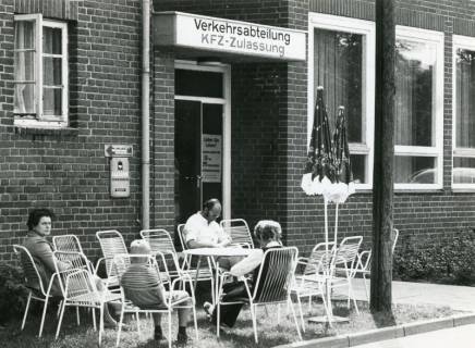 ARH Slg. Bartling 2658, Eingang zur Kfz-Zulassungsstelle am Schützenplatz mit Sitzgelegenheiten vor der Tür, Neustadt a. Rbge., um 1974