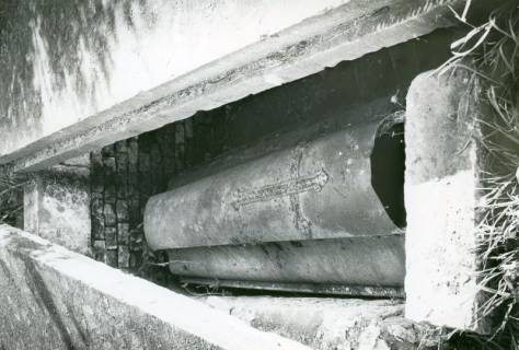 ARH Slg. Bartling 2662, Zinksarg mit Kreuzschmuck in einer geöffneten Gruft, um 1975