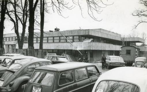 ARH Slg. Bartling 2668, Ansicht der FZZ-Fassade im Rohbau, Blick über die Dächer parkender PKWs von der Suttorfer Straße, Neustadt a. Rbge., 1972