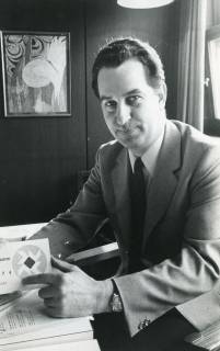 ARH Slg. Bartling 2669, Horst Dettmann, Leiter des FZZ, am Schreibtisch sitzend mit Veranstaltungsprogramm in Händen, Porträtfoto, Neustadt a. Rbge., 1974