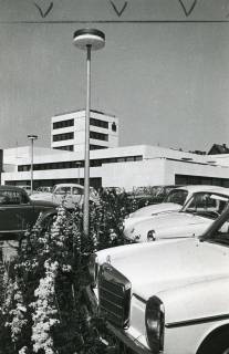 ARH Slg. Bartling 2673, Ansicht des Neubaus der Kreissparkasse, Blick von Südwesten aus der Froschperspektive über parkende Autos auf den Büroturm, Neustadt a. Rbge., um 1972