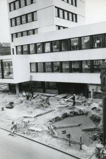 ARH Slg. Bartling 2699, Neubau der Kreissparkasse an der Marktstraße, Blick vom Giebel des Hauses Marktstraße 11a auf den in Arbeit befindlichen Eingangsbereich des fast fertigen Gebäudekomplexes, Neustadt a. Rbge., 1972