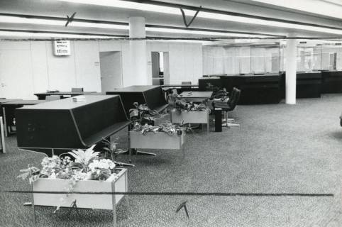 ARH Slg. Bartling 2707, Neubau der Kreissparkasse an der Marktstraße, Innenansicht, Blick über Pflanzbeete auf die Beratungstische im Schalterraum, Neustadt a. Rbge., 1973