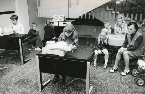 ARH Slg. Bartling 2714, Neubau der Kreissparkasse an der Marktstraße, Blick in die Spielecke mit Kindern und zwei Frauen an einer Treppe im Schalterraum, Neustadt a. Rbge., 1972