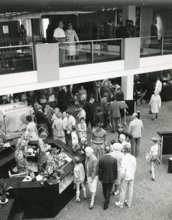 ARH Slg. Bartling 2720, Neubau der Kreissparkasse an der Marktstraße, Tag der offenen Tür, Blick von der Galerie auf den Eingangsbereich des Schalterraums, Neustadt a. Rbge., 1972