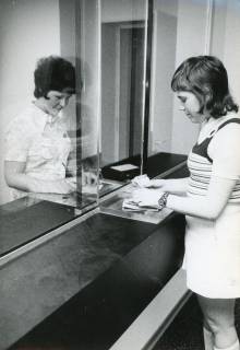 ARH Slg. Bartling 2722, Neubau der Kreissparkasse an der Marktstraße, Einzahlung durch eine Kundin am Bargeld-Schalter, Neustadt a. Rbge., 1972