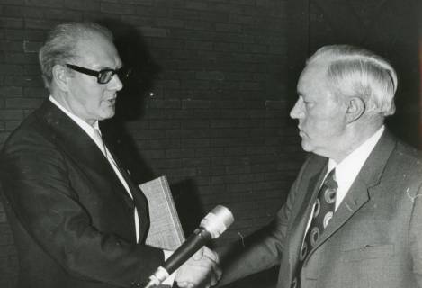 ARH Slg. Bartling 2724, Verabschiedung (?) von Sparkassendirektor Alexander Ryback (l.) durch Handschlag von Landrat Friedrich Meyer, Neustadt a. Rbge., 1974