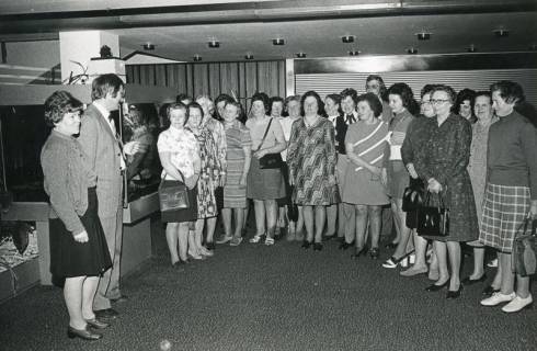 ARH Slg. Bartling 2736, Werbeleiter Rolf Hantelmann mit einer Landfrauen-Besuchergruppe in der Neustädter Hauptstelle der Kreissparkasse, Neustadt a. Rbge., 1974