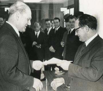 ARH Slg. Bartling 2748, Überreichung einer Urkunde an Alexander Ryback, Sparkassendirektor, durch Bürgermeister Herbert Gubba (r.), Neustadt a. Rbge., 1969