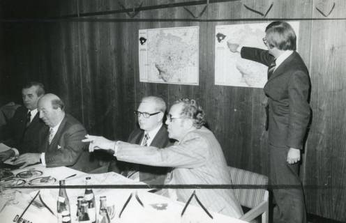 ARH Slg. Bartling 2754, Vorstellung der ersten topographischen Karte des neuen Landkreises Hannover durch Werbeleiter Rolf Hantelmann (r., stehend) im Beisein des Vorstandes der Sparkasse, Neustadt a. Rbge., 1974