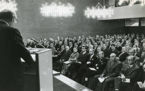 ARH Slg. Bartling 2789, Versammlung von leitenden Herren im Bürgersaal des FZZ, Blick über die Schulter des Redners am Pult auf der Bühne in den vollbesetzten Saal, Neustadt a. Rbge., 1972