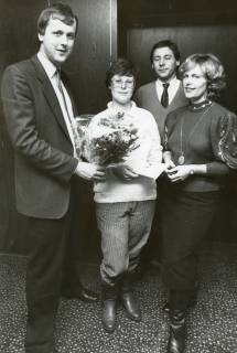 ARH Slg. Bartling 2791, Sparkassenangestellter Rainer Weihrauch (l.) überreicht Frau N. N. einen Blumenstrauß, rechts Monika Zettlitz (Küchenstudio), dahinter Joachim Tiesler, Neustadt a. Rbge., um 1975