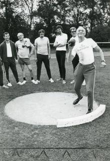 ARH Slg. Bartling 2806, Leichtathletikwettkampf der Sparkassenangestellten: Otto Tegtmeier, Eilvese, beim Kugelstoßen; hinter ihm stehend und zuschauend, Neustadt a. Rbge., 1974