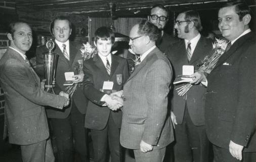 ARH Slg. Bartling 2827, Bankdirektor Heinz Schmitt (l.) bei der Überreichung von Pokal und Medaillen im Billard-Studio an der Leinstraße, Neustadt a. Rbge., 1973