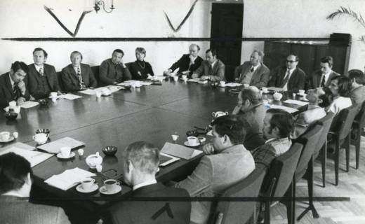 ARH Slg. Bartling 2844, Besprechung von Schulfachleuten im größeren Rahmen, Blick über den Besprechungstisch auf die Teilnehmer*in, Neustadt a. Rbge., 1972