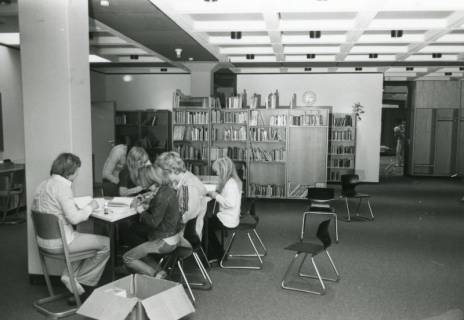 ARH Slg. Bartling 2859, Innenansicht der Kooperativen Gesamtschule (KGS), Blick durch die Bibliothek, Neustadt a. Rbge., wohl 1978