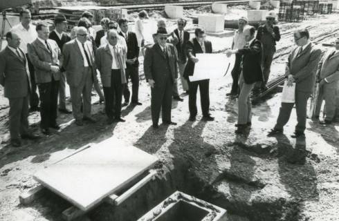 ARH Slg. Bartling 2870, Errichtung der Kooperativen Gesamtschule (KGS), Grundsteinlegung vor mehreren Vertretern des Kreistages als Umstand, Neustadt a. Rbge., 1972