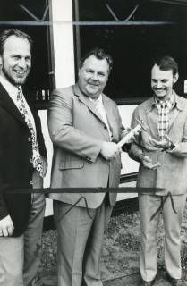 ARH Slg. Bartling 2879, Errichtung der Kooperativen Gesamtschule (KGS), drei Männer vor dem Rohbau, Neustadt a. Rbge., 1974