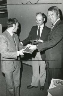 ARH Slg. Bartling 2880, Errichtung der Kooperativen Gesamtschule (KGS), Übergabe eines symbolischen Schlüssels an den Schulleiter Herbert Stoepper (l.) und den Landrat Jürgen Bauermeister (r.) durch den Architekten Harald Graaf (Mitte), 1974