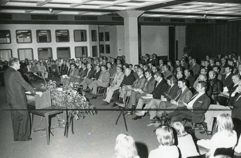 ARH Slg. Bartling 2882, Errichtung der Kooperativen Gesamtschule (KGS), Festakt zur Eröffnung der Schule, Rede des Landrats Jürgen Bauermeister am Pult vor versammelten Festtagsgästen, Neustadt a. Rbge., 1974
