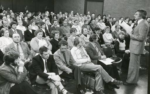 ARH Slg. Bartling 2887, Versammlung des Lehrpersonals und der Eltern in der Kooperativen Gesamtschule (KGS), rechts vor der Versammlung stehend und redend der Lehrer Pörtner, Neustadt a. Rbge., um 1974