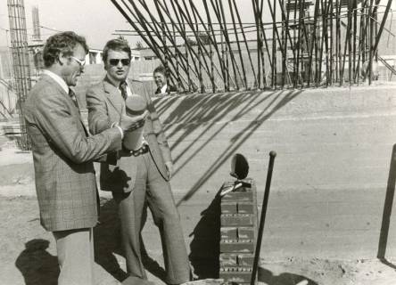 ARH Slg. Bartling 2903, Schulzentrum Süd, Bunsenstraße, Grundsteinlegung, Bürgermeister Fritz Temps und Landrat Jürgen Bauermeister mit der Urkundenkapsel, Neustadt a. Rbge., 1974