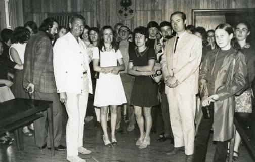 ARH Slg. Bartling 2915, Gymnasium an der Gaußstraße, Empfang von französischen Gast-Schüler*innen und -Lehrer*innen durch Oberstudienrat Poll (vorne r.) und Kreisjugendpfleger Günter Skirke (vorne l.), Neustadt a. Rbge., 1971