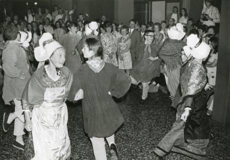 ARH Slg. Bartling 2931, Gymnasium an der Gaußstraße, Foyer, Volkstanzdarbietung einer Trachtengruppe vor zahlreichen erwachsenen Zuschauern, Neustadt a. Rbge., 1971