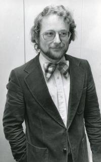 ARH Slg. Bartling 2940, Studienrat Rolf-Peter Mumm vom Gymnasium an der Gaußstraße mit Cordjacke und Fliege, Frontalansicht, Neustadt a. Rbge., um 1974