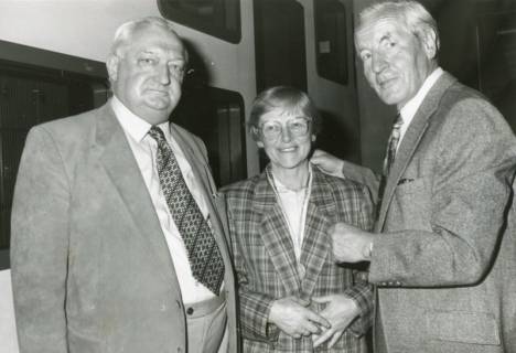 ARH Slg. Bartling 2955, Realschule Neustadt an der Lindenstraße (?), Verleihung einer Medaille an eine Lehrerin (?) durch Rektor Walter Klimsa (r.) im Beisein von Bürgermeister Henry Hahn (l.), Neustadt a. Rbge, um 1975