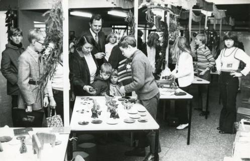 ARH Slg. Bartling 2994, Sonderschule, Weihnachtsbasar mit Ausstellung und Verkauf von plastischen Figuren, die von Schüler*innen geschaffen wurden, Neustadt a. Rbge., 1971
