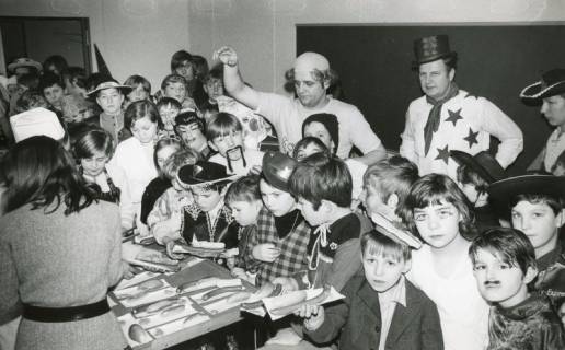 ARH Slg. Bartling 2998, Sonderschule, Kostümfest, großer Andrang beim Verkauf von Bratwürstchen, hinten rechts: Rektor Ewalt Behrens als Uncle Sam, Neustadt a. Rbge., 1971