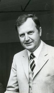 ARH Slg. Bartling 3007, Sonderschule, Rektor Ewalt Behrens, Einzelporträt, Frontansicht, Neustadt a. Rbge., um 1971